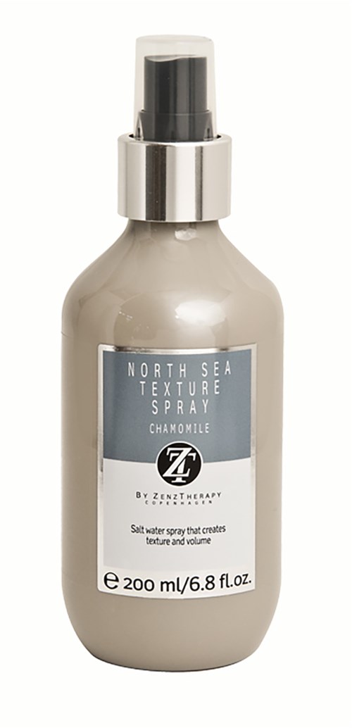 Butelka sprayu oznaczona 'North Sea Texture Spray' z rumiankiem, służąca do nadania tekstury i objętości włosom.