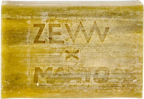 Bildet viser en gammel, slitt gul eske med uleselig tekst som sier "Zew" og "Malo."