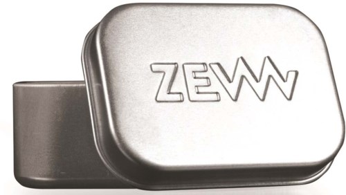 En silverfärgad metallbehållare med ordet 'ZEWW' präglat på locket.