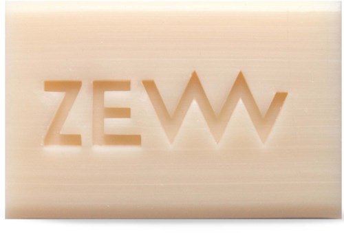 Tabliczka z napisem "ZEW" wyciętym w jasnym materiale.