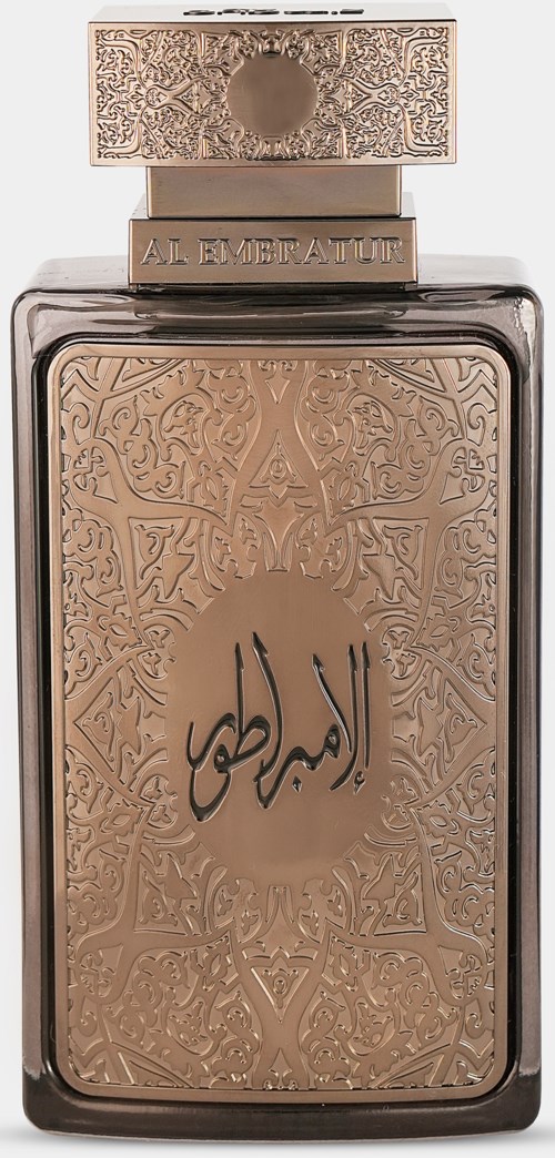 Een parfumfles met ingewikkelde gouden ontwerpen en Arabische woorden aan de voorkant, en een decoratieve dop bovenop.