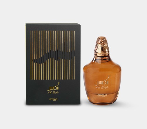 En parfymflaska med en svart och guldfärgad box, båda med mustaschlogo och arabiskt tecken.