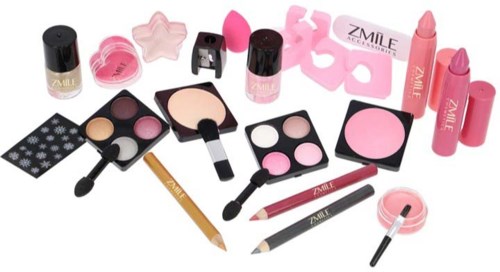 Verpackte Make-up-Artikel in Rosa, Schwarz und Weiß mit verschiedenen Lidschatten, Lippenstiften, Pinseln und einem Sternschaumschwamm.