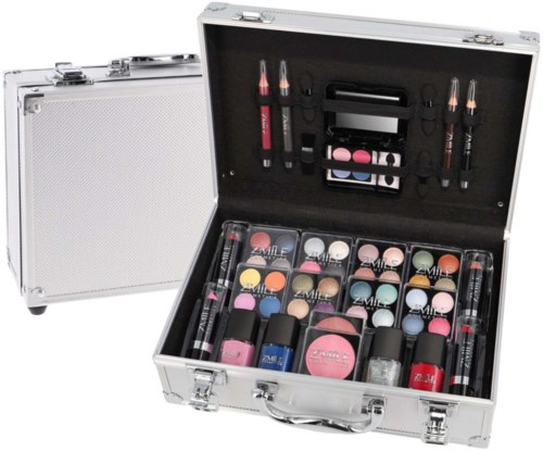 Een make-up set met verschillende kleuren poeders, borstels en potloden in een zilveren koffer.