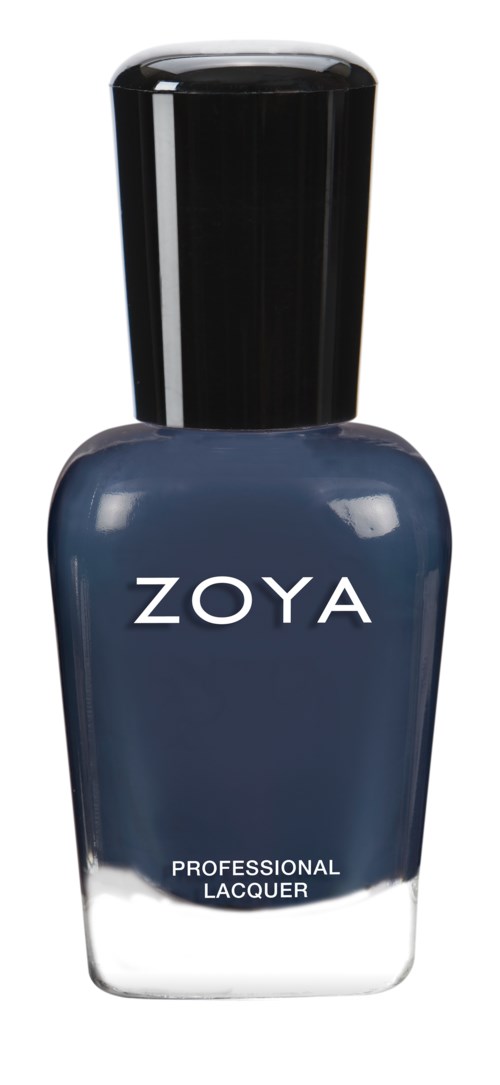 Mörkblå nagellack i en genomskinlig flaska med svart lock. Varumärket 'ZOYA' står på framsidan.