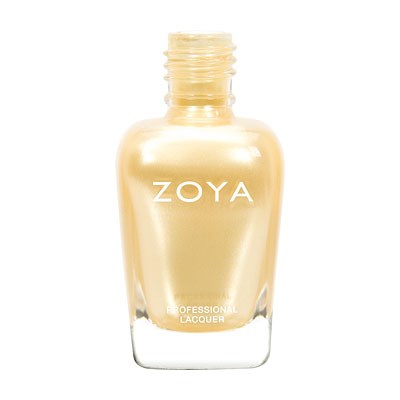 Eine Flasche Zoya Nagellack in hellbeiger Farbe. Die Flasche ist klar mit einfachem Etikett. Offener Deckel.