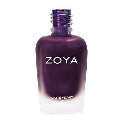 Eine lila Nagellackflasche mit ZOYA Beschriftung und matter Samtoptik. Die Flasche ist klein, rund und hat einen Schraubverschluss.