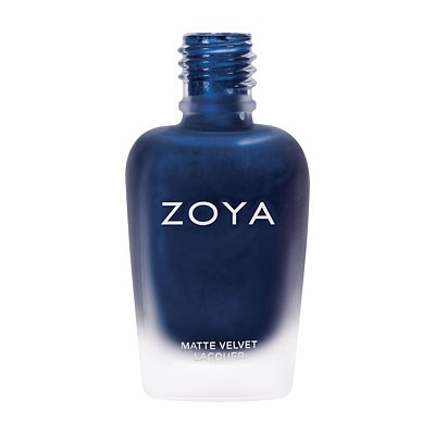 Dunkelblaue Nagellackflasche mit Farbverlauf, beschriftet mit 'ZOYA' und 'Matte Velvet Lacquer'.