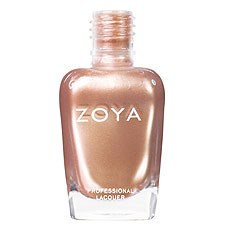 En flaska nagellack från Zoya i en mjuk, glänsande nudefärg, med ett klart glas och ett metallock.