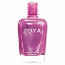 En lila nagellackflaska med märket Zoya skrivet på.