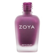 En lila nagellacksflaska märkt 'ZOYA', matt velvet finish design, enkelt och elegant.