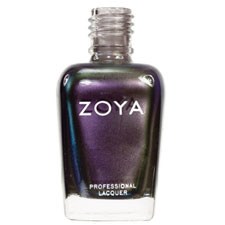 En flaska av Zoya professionell nagellack, glänsande och mörklila med en tydlig etikett.