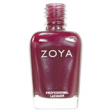 En flaska med Zoya professionell nagellack i mörkrosa färg. Flaskan är av klart glas med silverlock.