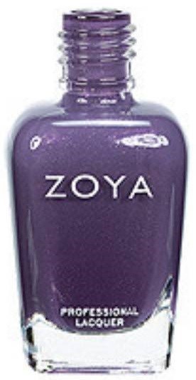 En lila nagellacksflaska märkt Zoya, med ett professionellt lack. Enkel design, genomskinligt glas, skruvkork.