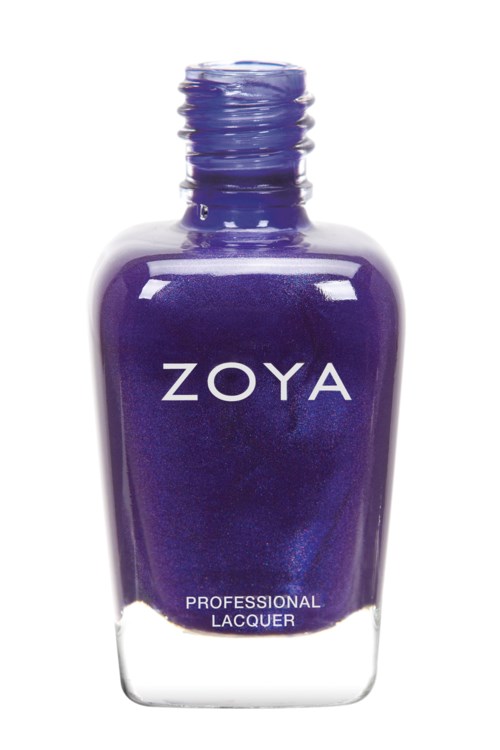 En flaska med lila nagellack med en vit etikett som säger 'ZOYA' och 'PROFESSIONAL LACQUER' längst ner.