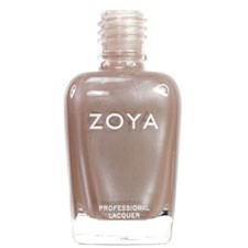 En flaska Zoya nagellack i en ljusbrun eller beige nyans, med en tydlig etikett som visar märket.