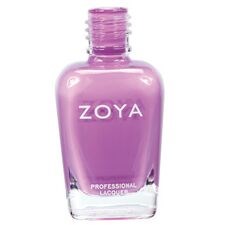 En lila nagellacksflaska med märket Zoya på.