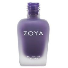 En lila flaska med svart lock, märkt ZOYA, matt velvet nagellack, framifrån.
