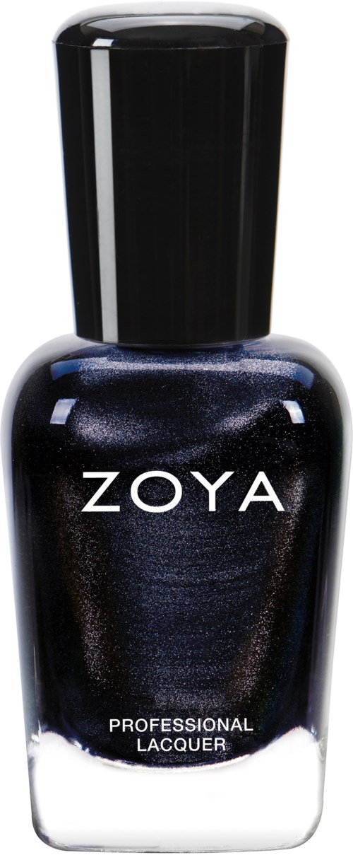 Flaskan är svart med en glänsande yta, märkt ZOYA och innehåller nagellack.