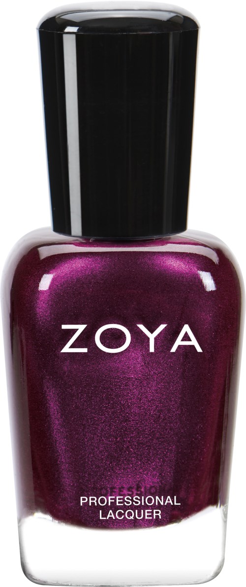 En flaska nagellack i mörklila eller magentafärg med svart lock, märkt 'ZOYA' och 'Professional Lacquer.'