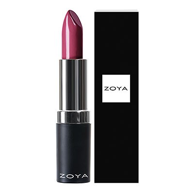 Ett rosa läppstift i en svart och silverhylsa, bredvid en svart låda med en vit etikett som säger 'ZOYA'.