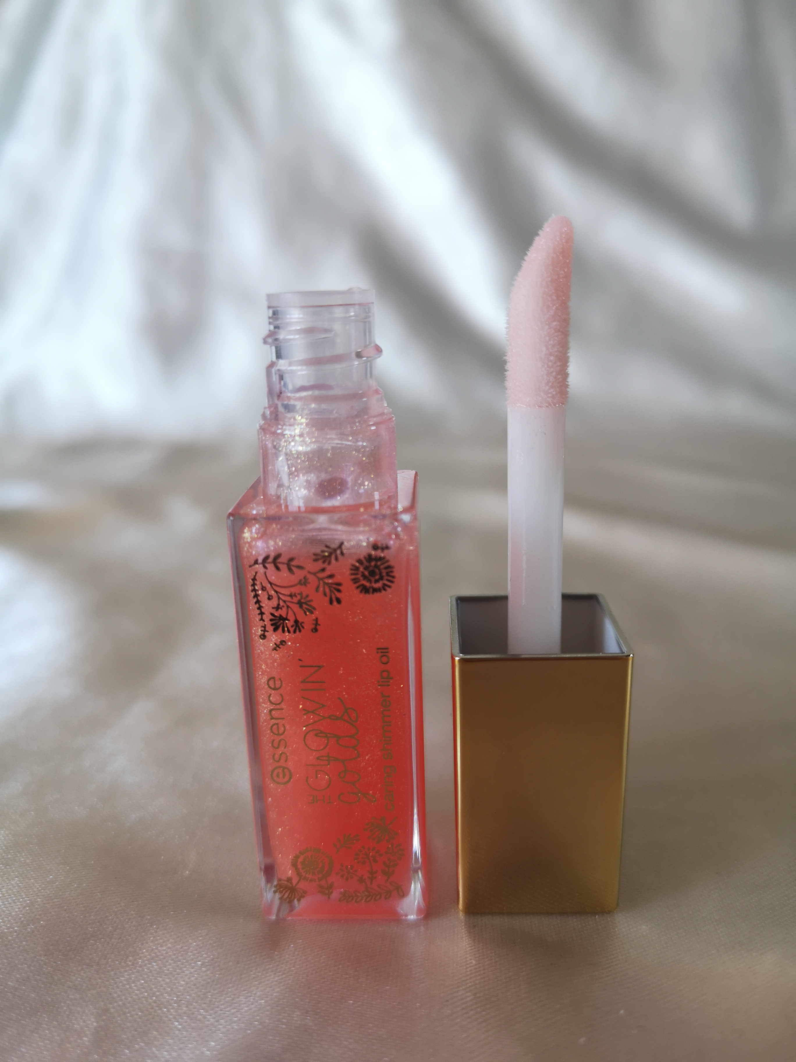 essence the glowin' golds caring shimmer lip oil 2