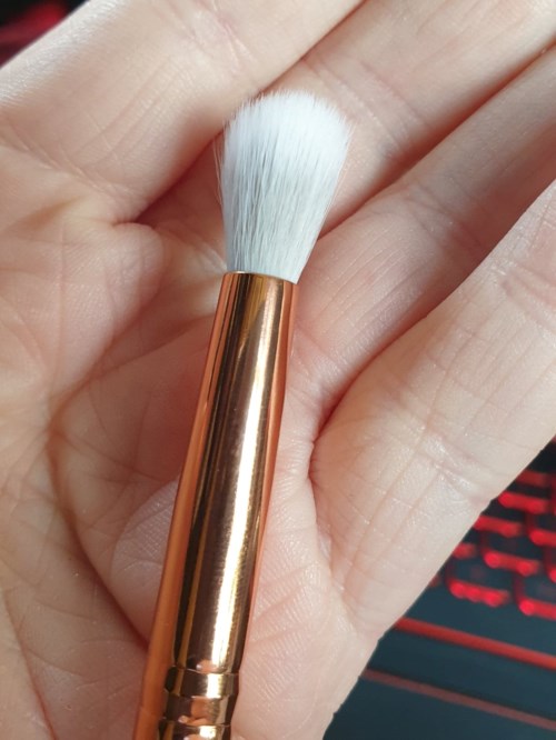 essence Eye Blender Brush