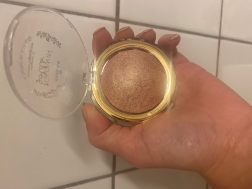 essence the glowin' golds vitamin C baked highlighter 1