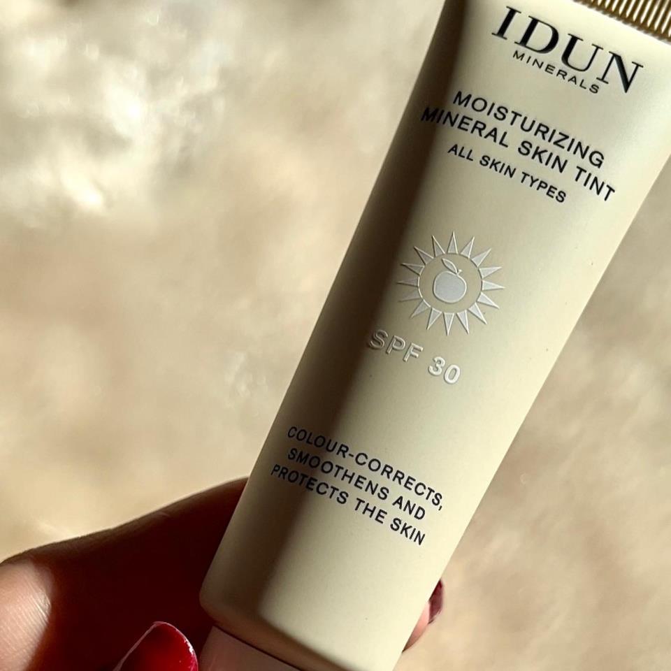 IDUN Minerals Moisturizing Mineral Skin Tint SPF30 Kungsholmen Light idun-minerals-moisturizing-mineral-skin-tint-spf30-kungsholmen-light