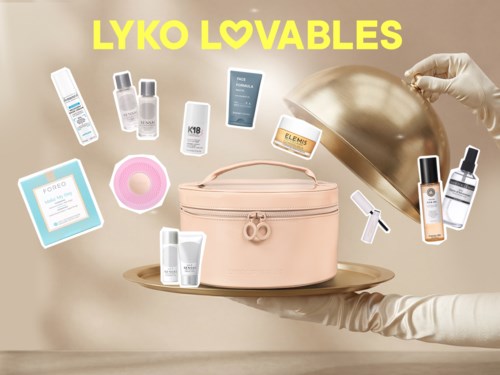 En samling av hudvårds- och skönhetsprodukter runt en rosa väska, med en guldhatt ovanför och handskar som håller en flaska.
