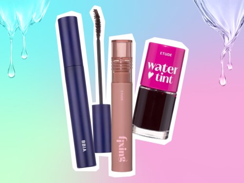 Tre makeup-produkter med färgglada bakgrunder och droppar av vätska, inklusive mascara, läppglans och läppfärgt.