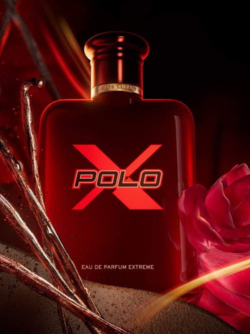 En röd parfymflaska med en ros bredvid, märkt Polo X Eau de Parfum Extreme, på en mörk bakgrund.