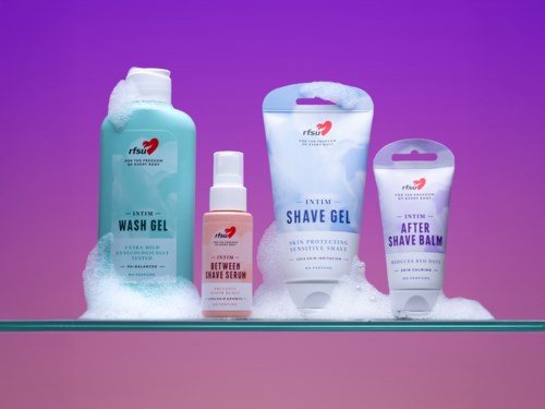 Fyra skönhetsprodukter: tvättgelé, rakgelé, after shave-balsam och rakserum, alla i pastellförpackningar med skum.