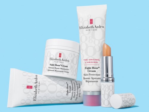 Tre hudplejeprodukter fra Elizabeth Arden, inklusive en creme, en tube og en stick, på en blå baggrund.