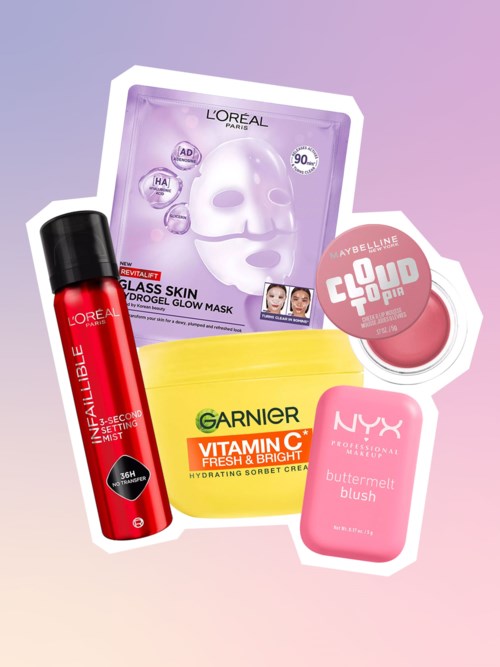 Samling af hudpleje- og makeupprodukter inklusive ansigtsmaske, blush, fugtighedscreme, sprays og læbepomade.