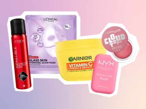 Hudplejeprodukter med ansigtsmaske, blush, fugtighedscreme og spray med farverig emballage og mærker.