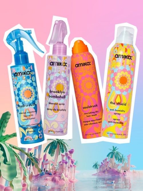 Vier kleurrijke sprayflessen met bloempatronen voor een pastelstrandachtergrond.