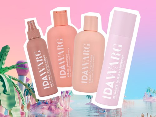 Vier beige en roze flessen van Davine haarproducten tegen een kleurrijke zeeachtergrond.