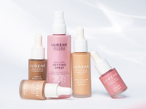 Fünf Kosmetikflaschen in verschiedenen Beige-, Rosa- und Brauntönen vor weißem Hintergrund.