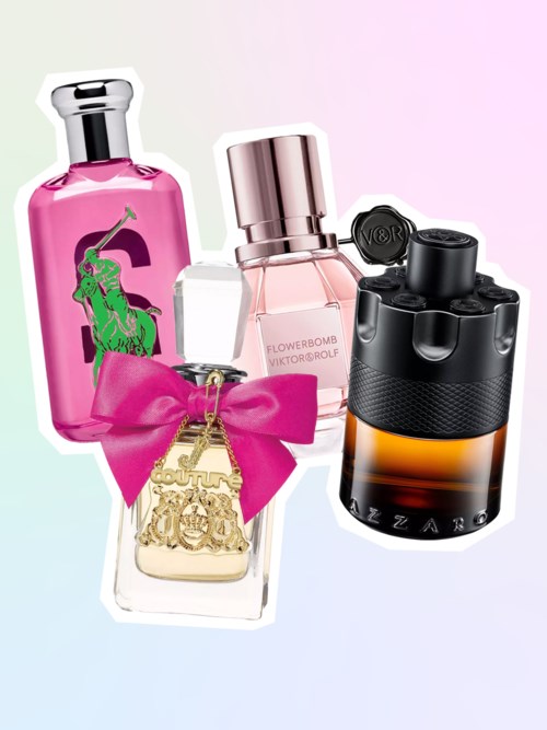 Cztery flakony perfum w różnych kształtach i kolorach, niektóre z logo i ozdobnymi kokardami.
