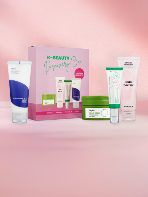Ihohoitotuoteiden setti, jossa on useita voiteita ja puhdistusaineita pinkin laatikon edessä, jossa lukee K-BEAUTY Discovery Box.