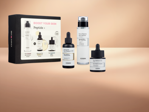 Kolme ihonhoitotuotetta, joissa tipparit ja vaahtopumppu, esillä samalla kuin tuotteiden ja "Boost Your Skin" viestin sisältävä laatikko.