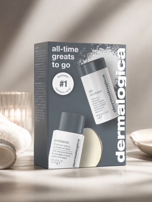 Ihonhoitopakkaus Dermalogica-tuotteilla, yksi pullossa ja yksi tubissa, pehmeällä valkoisella pinnalla.
