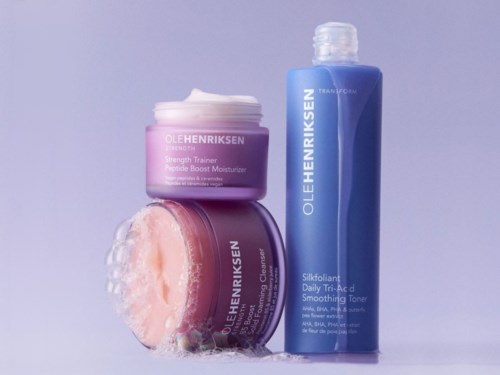Tre Ole Henriksen hudvårdsprodukter med rosa och blå förpackningar, inklusive återfuktare och toner, staplade mot en ljus bakgrund.