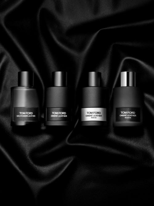 Fyra svarta Tom Ford Concealer-flaskor i rad på svart satinfrott.