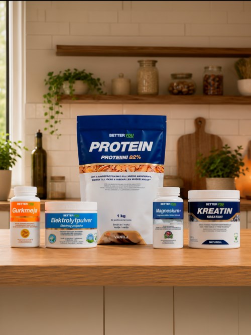 En samling kosttillskott och proteinpulver på ett köksbord, med en växt och köksredskap i bakgrunden.