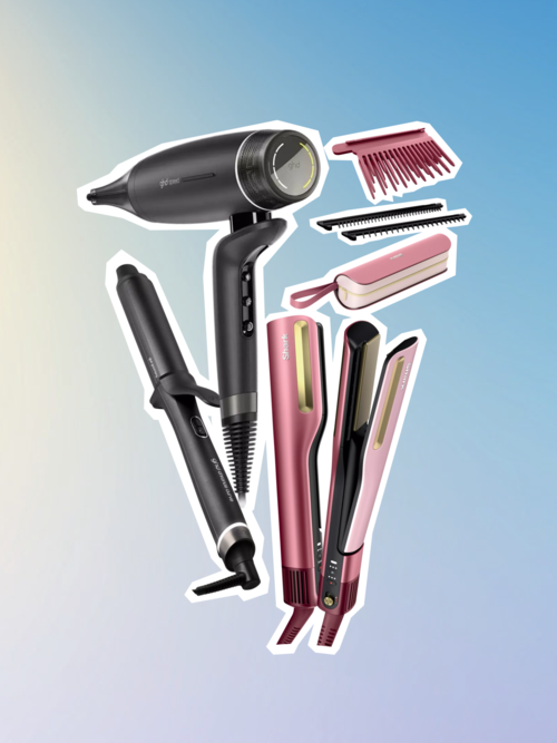 Eine Sammlung von Haarstyling-Tools, einschließlich Haartrockner, Glätteisen, Lockenstab und verschiedenen Haaraccessoires.
