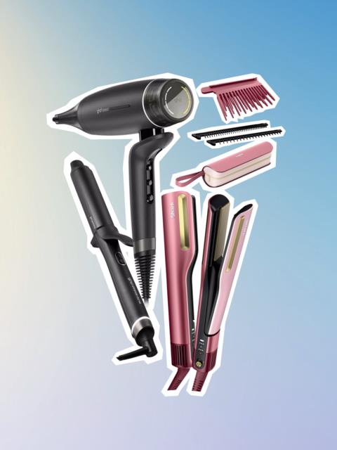 Eine Sammlung von Haarstyling-Tools, einschließlich Haartrockner, Glätteisen, Lockenstab und verschiedenen Haaraccessoires.