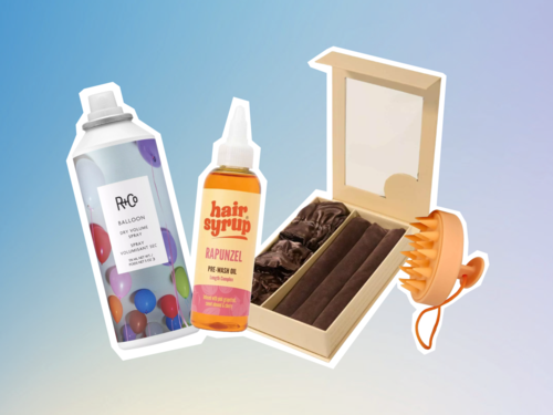 Ein Satz Haarpflegeprodukte, inklusive Sprühflasche, Haarsirup in kleiner Flasche, Schachtel mit Haarrollen und eine Kamm.