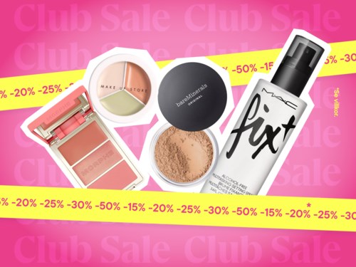 Olika makeupprodukter inklusive ögonskugga, rouge, foundation och spray på en rosa bakgrund med rabattband.